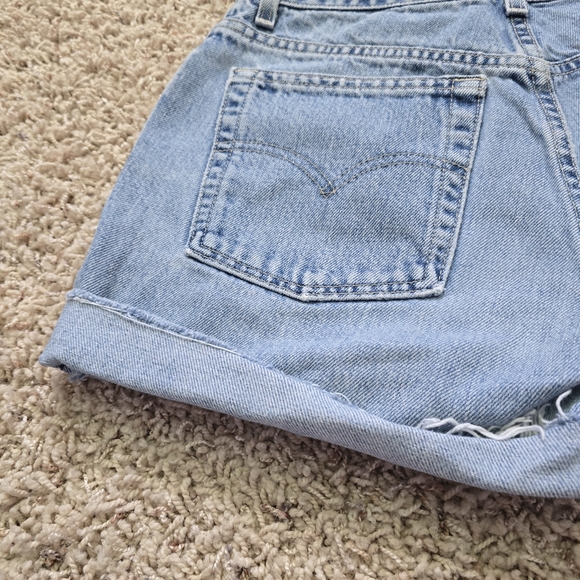 Vintage Levi's 519 Women's Light Wash Blue Denim Cutoff Shorts - Picture 4 of 14